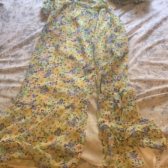 I’m selling Long dress with flowers and slit on the side, very waist snatching - Picture 4 of 4